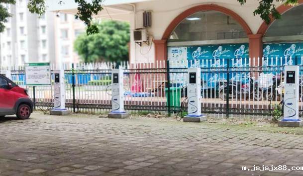 柳州市第八中学7KW立式交流充电桩+60KW双枪直 柳州市第八中学7KW立式交流充电桩+60KW双枪直