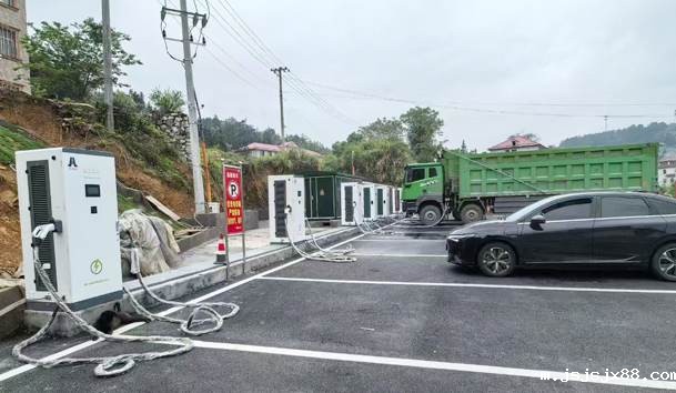 319国道江西莲花南岭重卡充电站320KW一体式双 319国道江西莲花南岭重卡充电站320KW一体式双